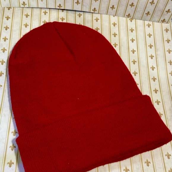 🍀 3/$15 Unbranded Red Knit Cuffed Beanie - Picture 1 of 3
